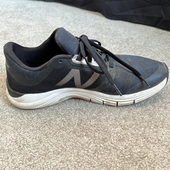 Women’s US size 9 New Balance Running Shoes Navy Blue with Rose Gold Details - Picture 3 of 3